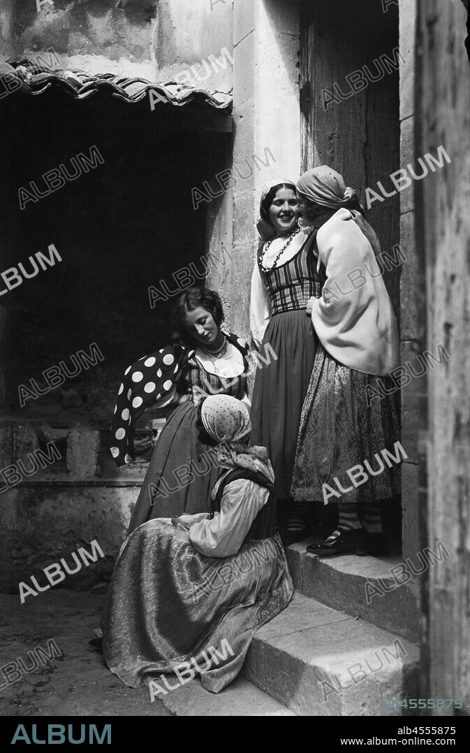 Girls in traditional dress, sicily, italy 1930-40.
