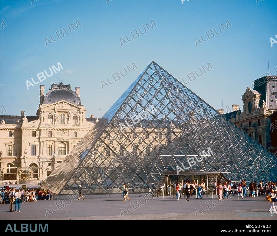 Paris, Louvre. Pyramide im Cour Napoleon des Louvre. (Eingang zum Musee du Louvre; Architekt: Yeoh Ming Pei; Höhe 21,6 m). Foto, 1992.