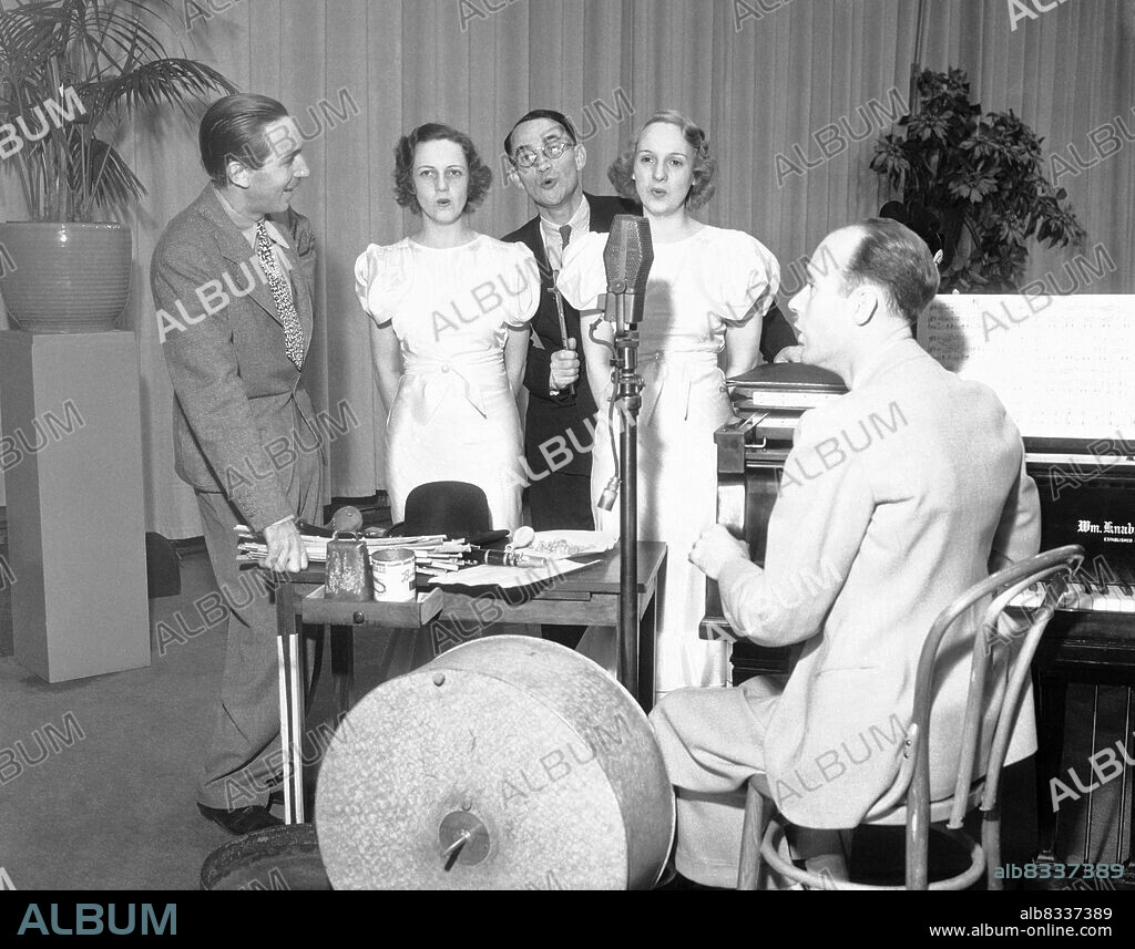 DOROTHY COMPTON, MARY MODER, PINTO COLVIG and WALT DISNEY in THREE LITTLE PIGS, 1933, directed by BURT GILLETT. Copyright WALT DISNEY PRODUCTIONS.