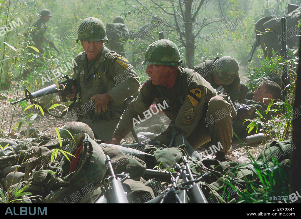 MEL GIBSON and SAM ELLIOTT in WE WERE SOLDIERS, 2002, directed by RANDALL WALLACE. Copyright ICON PRODUCTIONS/WHEELHOUSE ENTERTAINMENT / VAUGHAN, STEPHEN.