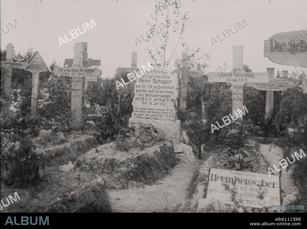 Geschichte / 1. Weltkrieg / Westfront.-Das Infanterie-Regiment Nr.78 "Herzog Friedrich Wilhelm von Braunschweig", Oberstltnt. Kienitz, in den Kämpfen an der Cornillethöhe u. am Hochberg bei Reims, 10. Juni-19. Juli 1917. "Am Hochberg. Grab des Vizefeldw. Schaper 5/78, Ritter des E.K.I. (...)".-Foto, 22.6.1917. Aus einem Fotoalbum.