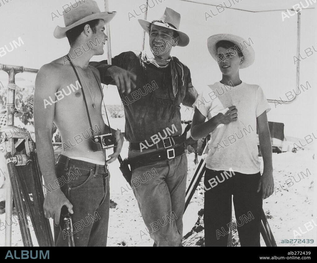 JOHN WAYNE in HONDO, 1953, directed by JOHN FARROW. Copyright WARNER BROTHERS.