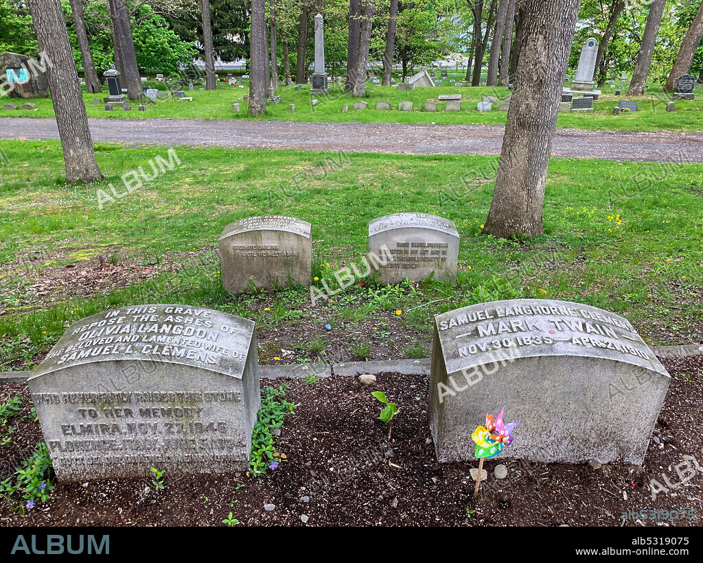 Graves of Olivia Langdon Clemens and Mark Twain at Woodlawn Cemetery, Elmira New York.