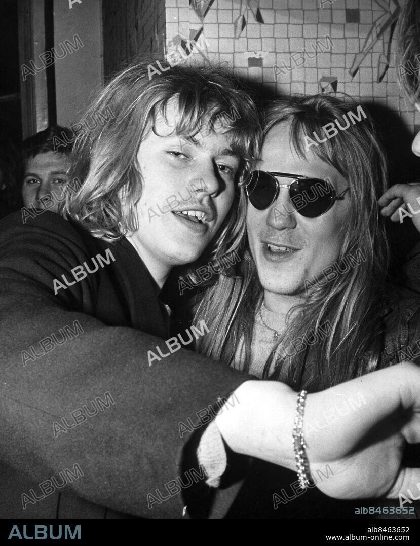 ARKIV 1968 - Kenta Gustafsson och Gustav "Stoffe" Svensson, huvudpersonerna i Stefan Jarls dokumentärfilm "Dom kallar oss mods" vid premiären av filmen 1968 . Foto: TT Kod: 190.