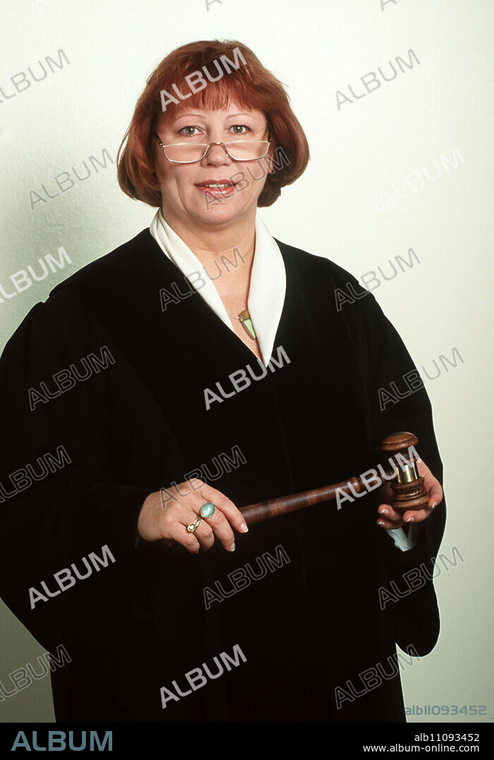 Judge Barbara Salesch / Court show with BARBARA SALESCH, a real judge. She judges real disputes about real complaints from quarrelsome neighbors, quarreling friends or old enemies. The judgment pronounced is legally binding. / BARBARA SALESCH has been the presiding judge at the Hamburg Regional Court for 16 years. / Headline: JUDGE BARBARA SALESCH.