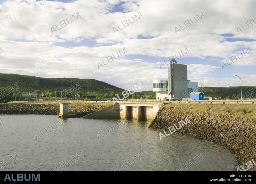 Annapolis Royal is home to the first and only modern tidal power plant in North America. The Annapolis Tidal Generating Station in Annapolis, Nova Scotia, employs the largest straight-flow turbine in the world and is capable of producing more than 30 million kilowatt-hours per year, enough electricity to power 4,500 homes. The Annapolis power plant generates electricity converting kinetic energy from the quickly flowing tides of the Bay of Fundy. The Annapolis station attracts more than 35,000 visitors a year, who are anxious to see the plant first-hand and learn about its potential as a resource.