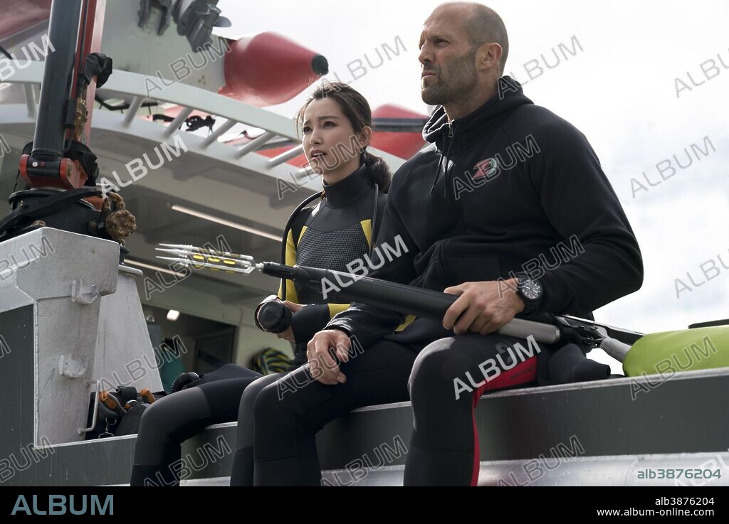 BINGBING LI y JASON STATHAM en MEGALODON, 2018 (THE MEG), dirigida por JON TURTELTAUB. Copyright APELLES ENT/DI BONAVENTURA PIC/FLAGSHIP ENT/GRAVITY PIC/MAED / SMITH, DANIEL.