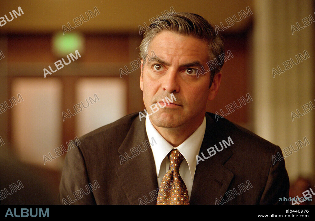 GEORGE CLOONEY en CRUELDAD INTOLERABLE, 2003 (INTOLERABLE CRUELTY), dirigida por ETHAN COEN y JOEL COEN. Copyright UNIVERSAL PICTURES / GORDON, MELINDA SUE.