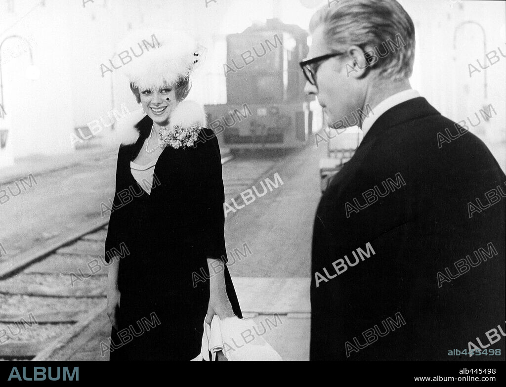 MARCELLO MASTROIANNI et SANDRA MILO dans 8 1/2, 1963, réalisé par FEDERICO FELLINI. Copyright CINERIZ.