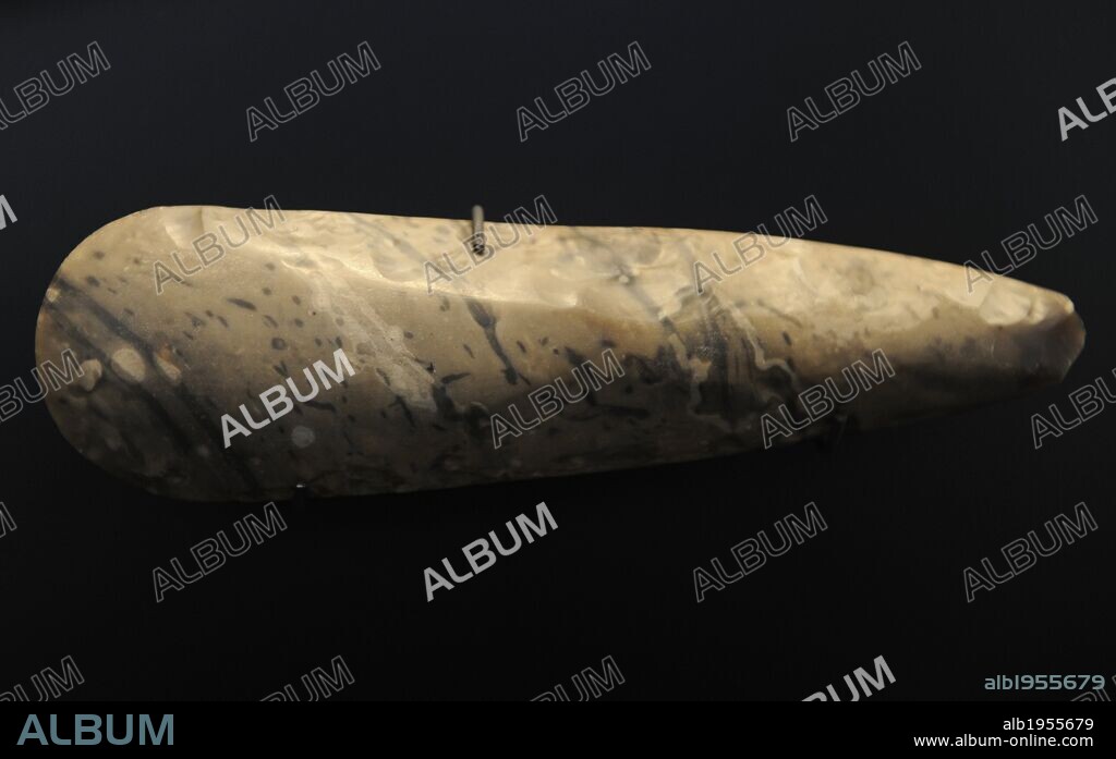 ARTE PREHISTORIA. EUROPA. HACHA PULIDA DE PIEDRA. Procedente de Dinamarca. Neolítico. Museo Nacional. Copenhague. Dinamarca.