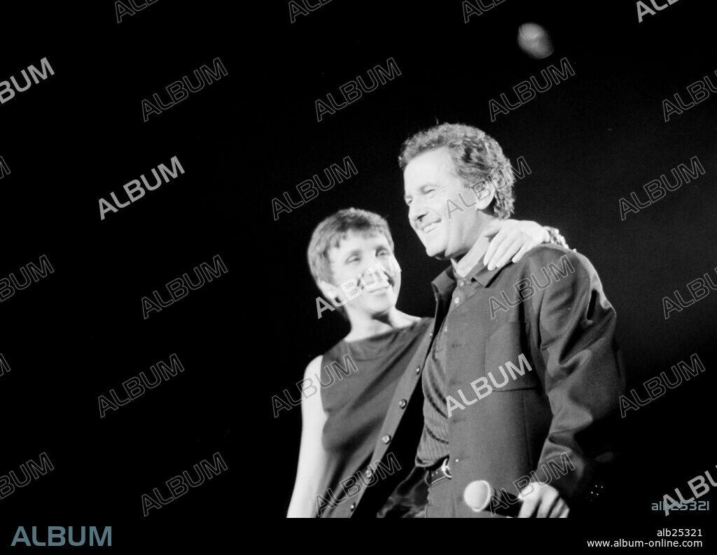 Ana Belén y Victor Manuel durante el concierto 'Mucho más que dos'. Palacio de Deportes de Gijón, 1994.
