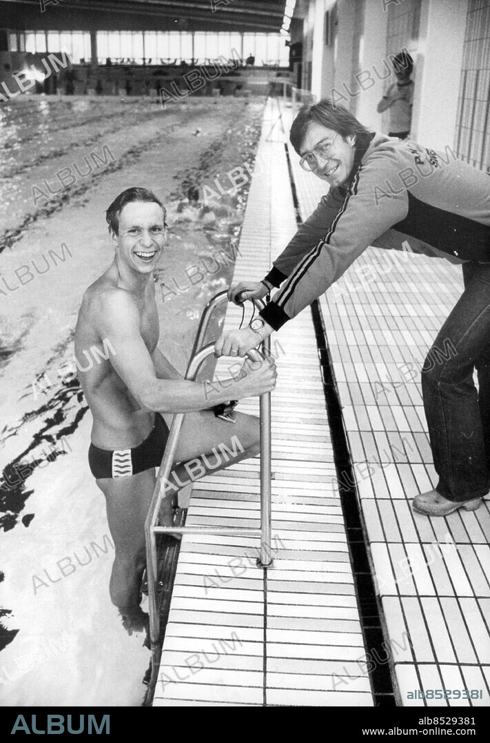 Moskva 1980-05-30. Simmaren Per Holmertz med sin tränare Lennart Gullstrand under OS i Moskva 1980. Foto: Owe Sjöblom / SvD / TT / kod 12014.