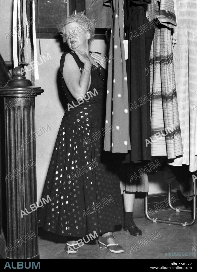 Rea realisation mode dammode damkläder butik i Malmö juli 1953. Dam provar klänning.. Foto: Jan Dahlander / Sydsvenskan / IBL Bildbyrå.