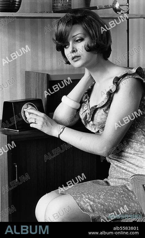 Technik:. Tontechnik / Antenne. Radio-Zimmerantenne der Firma Hirschmann: Ausrichten der Antenne mit dem "Rotor". Foto (Werbeaufnahme), 30.6.1965.