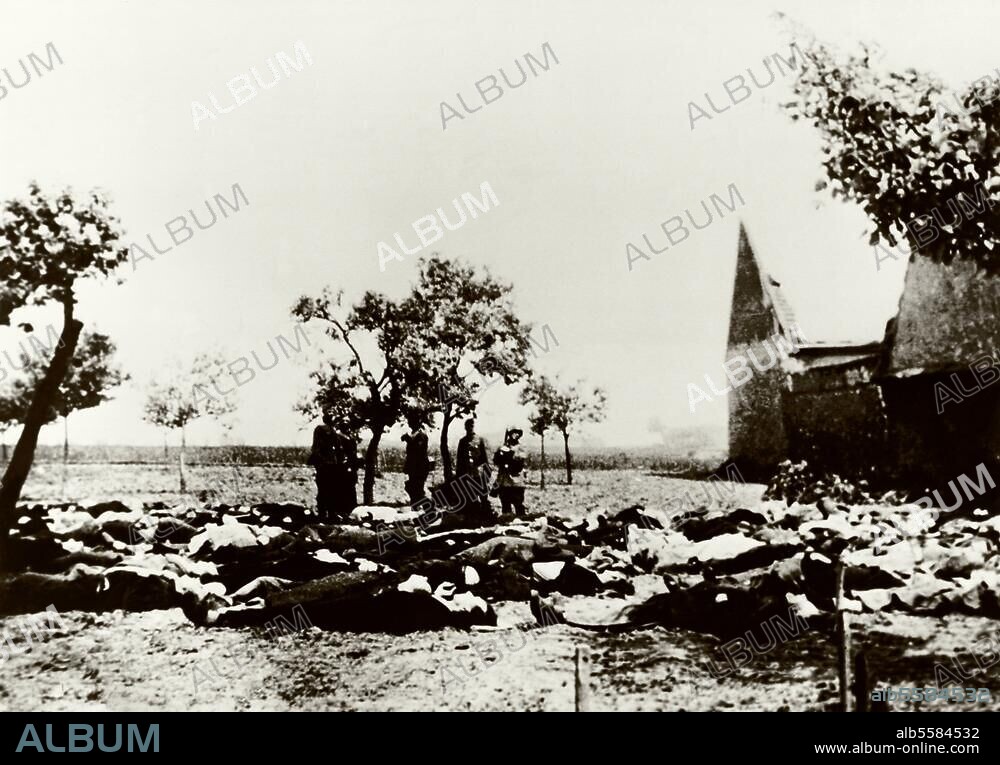 Massaker von Lidice, 10. Juni 1942. (Als Vergeltung für das Attentat auf Reinhard Heydrich wird das tschechische Dorf Lidice von der SS zerstört, alle männl. Einwohner ermordet und die Frauen in KZ gebracht). Die Leichen der erschossenen Männer Lidices. Foto.