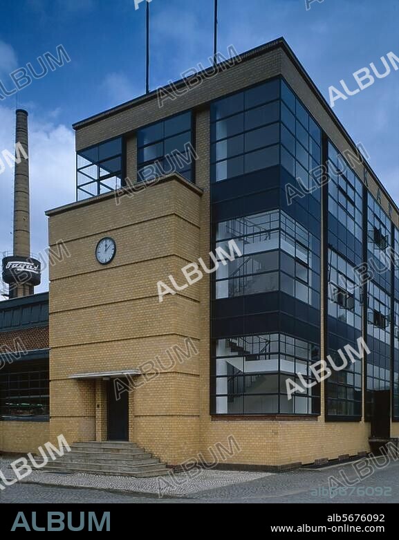 Alfeld (Leine), Fagus factory. (built 1911-12. Architects: Walter Gropius and Adolf Meyer. Glass & cement construction.). - Exterior view. Photo, 1990 (Eric Bohr).