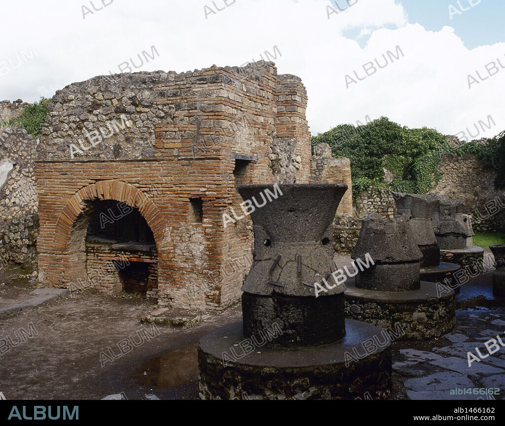 ARTE ROMANO. ITALIA. "PISTRINUM" (HORNO PARA EL PAN) que comunicaba con la CASA DE POPIDIO PRISCO en el Callejón Torcido. Se aprecian las antiguas molientes para el grano y el horno con la vieja chimenea donde se cocía el pan. POMPEYA. La Campania.