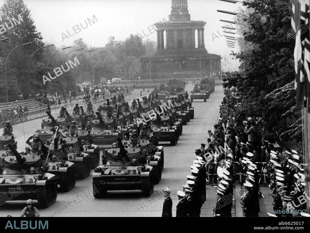 French driving past the victory column during the rehearsal for the parade on occasion of the 'Armed Forces Day' on 12th May 1972 in Berlin. 12/05/1972