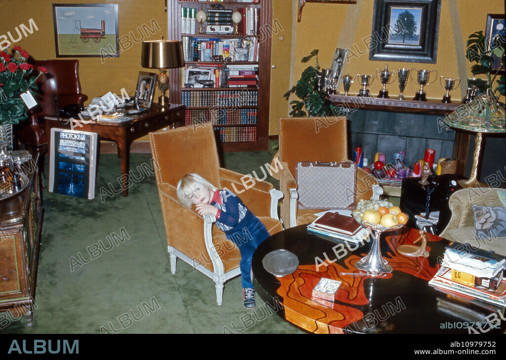 Christian Gunnar Sachs lazy in the living room.