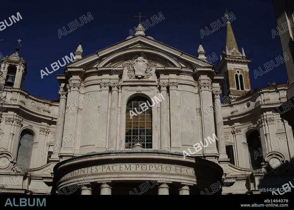 ITALIA. ROMA. Vista parcial de la IGLESIA DE SANTA MARIA DE LA PAZ (SANTA MARIA DELLA PACE), construída en el siglo XVI y reformada en el XVII por Pietro da Cortona, que añadió la fachada barroca.