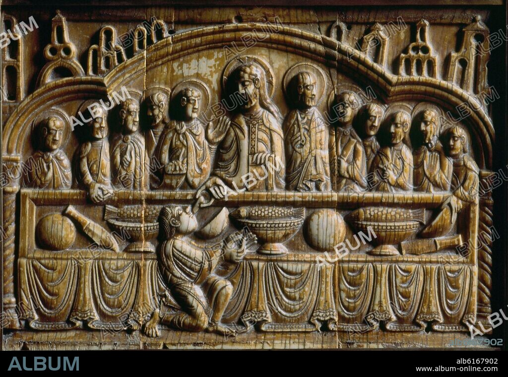 ARQUETA DE SAN FELIX - DETALLE DE LA SANTA CENA CRISTO DANDO LA COMUNION A JUDAS - RELIEVE EN MARFIL REALIZADO A FINALES DEL SIGLO XI.