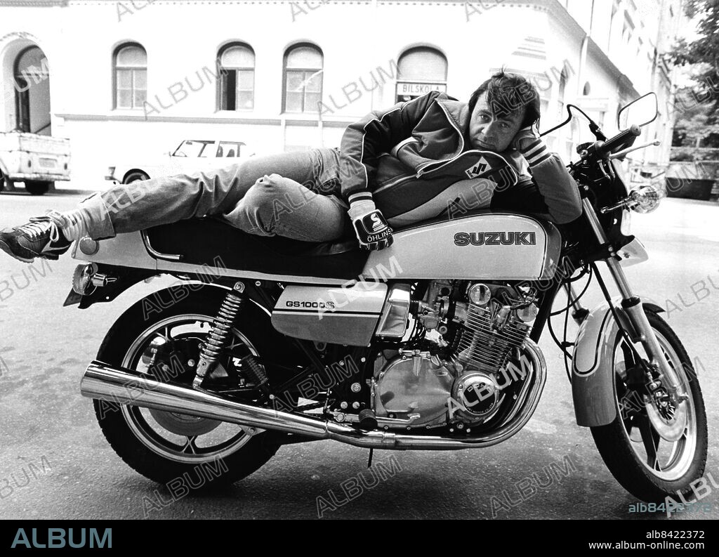 Jerry Williams sångare liggande på sin mc motorcykel av märken Suzuki. 1975. (c) Kent Hult / Sydsvenskan / IBL.