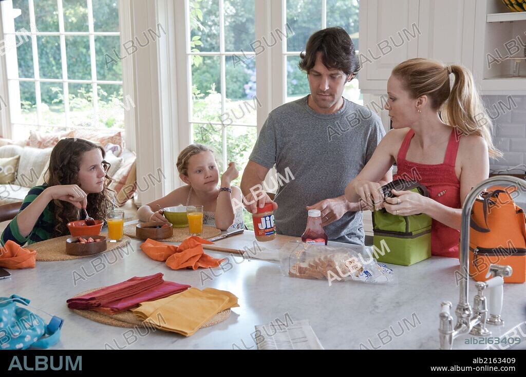 IRIS APATOW, LESLIE MANN, MAUDE APATOW y PAUL RUDD en SI FUERA FACIL, 2012 (THIS IS 40), dirigida por JUDD APATOW. Copyright APATOW PRODUCTIONS.