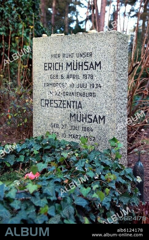 Mühsam, Erich sozialist. Politiker und Schriftsteller Berlin 6.4.1878-(ermordet) KZ Oranienburg 10.7.1934.-Ehrengrab Erich Mühsams und seiner Frau Creszentia auf dem Waldfriedhof Dahlem in Berlin-Zehlendorf.-Foto, Dezember 2008.