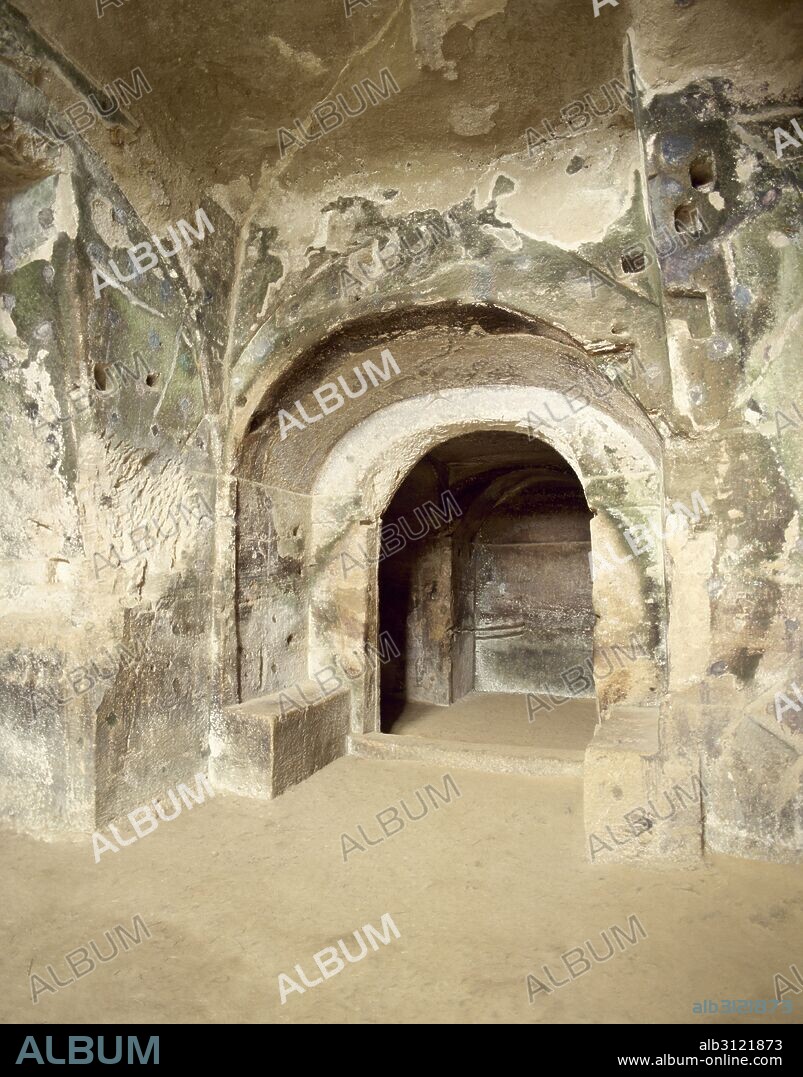 MAGNA GRECIA. ANTRO DE LA SIBILA CUMANA. Santuario excavado en los siglos VI-IV o (III) a. C. En él la más famosa de las Sibilas, personificación de la adivinación y sacerdotisa de Apolo, profetizaba. Vista parciall de la SALA ORACULAR donde Virgilio situó el vaticinio de la Sibila a Eneas y al rey Tarquinio. CUMAS. La Campania. ITALIA.
