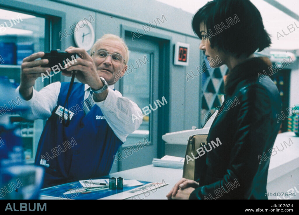CONNIE NIELSEN and ROBIN WILLIAMS in ONE HOUR PHOTO, 2002, directed by MARK ROMANEK. Copyright 20TH CENTURY FOX / DUHAMEL, FRANÇOIS.
