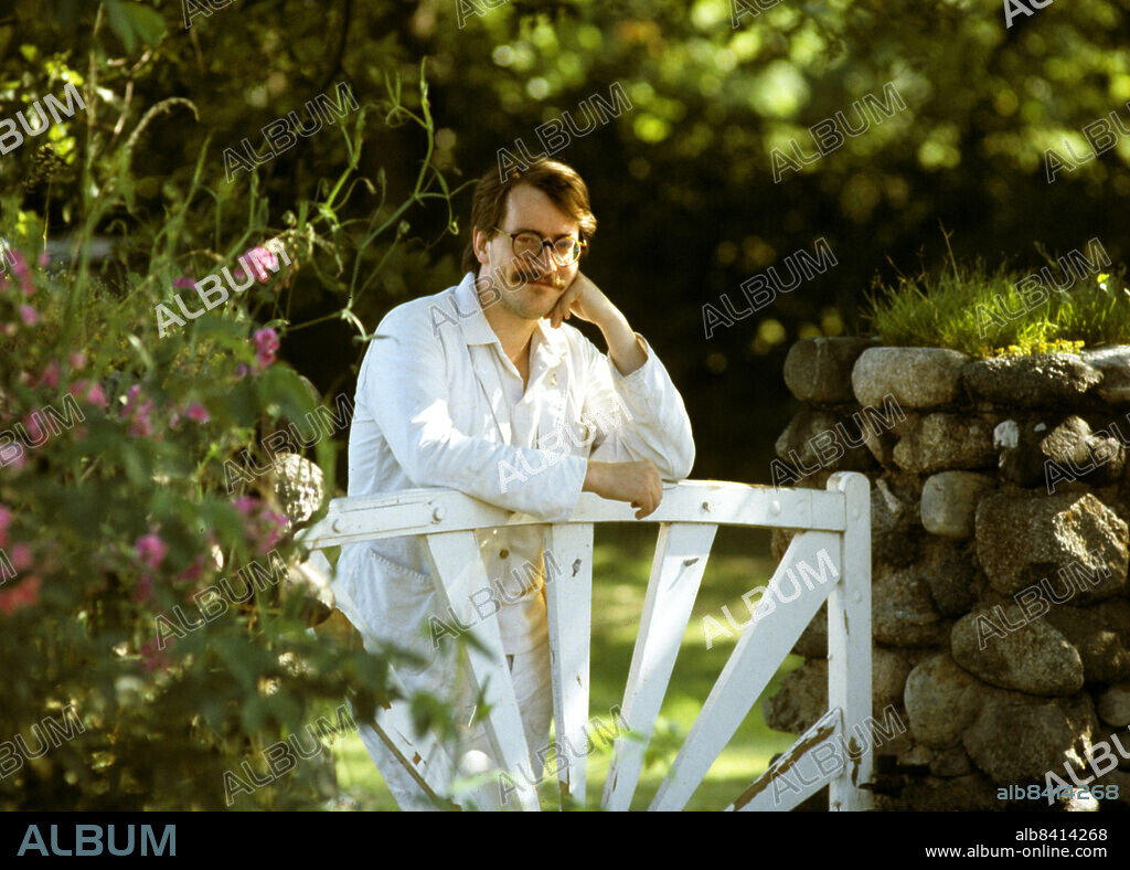 ARKIV 1984AUG. Författaren Niklas Rådström porträtt vid en grind i Stora Rör på Öland i augusti1984.. Foto: Tommy Svensson / DN / SCANPIX / Kod: 61. **SvD OUT**.