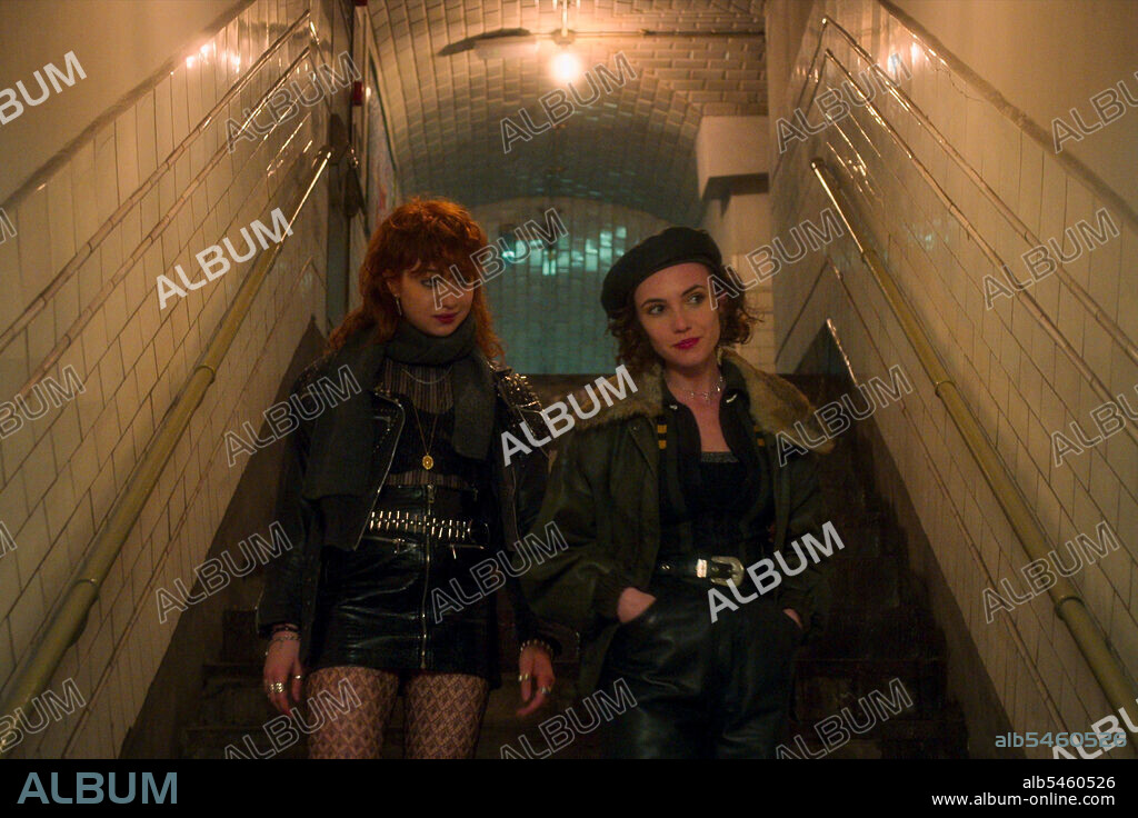 ANASTASIA MARTIN und STASYA MILOSLAVSKAYA in IN FROM THE COLD, 2022, unter der Regie von AMI CANAAN MANN, DANIEL CALPARSORO und PACO CABEZAS. Copyright Silver Lining Entertainment.