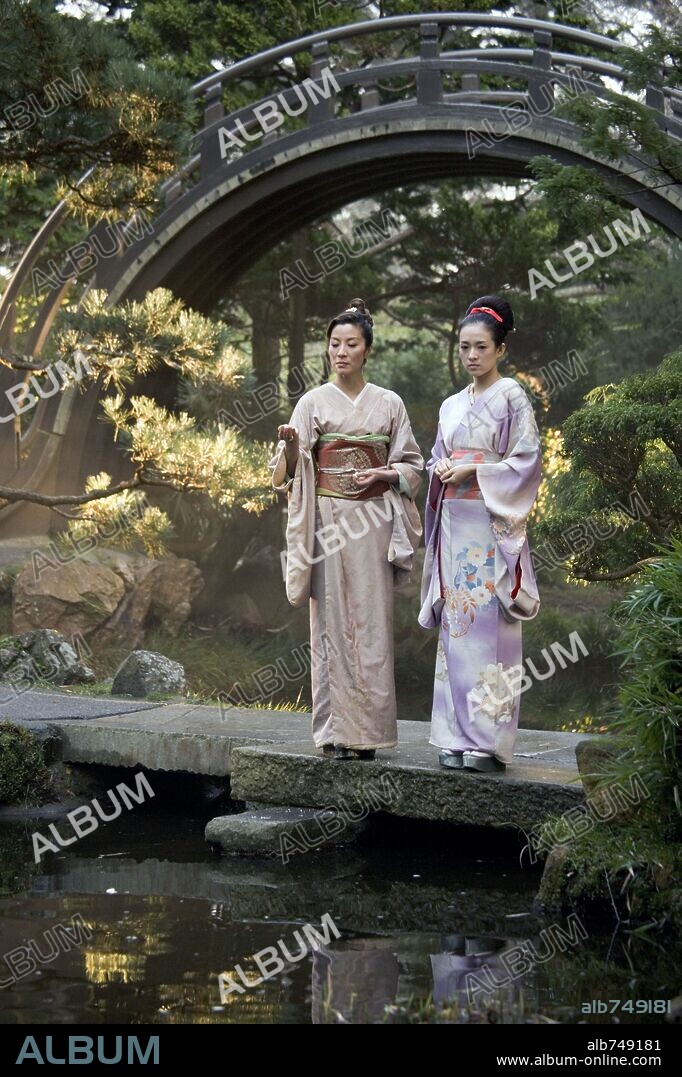 MICHELLE YEOH y ZIYI ZHANG en MEMORIAS DE UNA GEISHA, 2005 (MEMOIRS OF A GEISHA), dirigida por ROB MARSHALL. Copyright COLUMBIA PICTURES / JAMES, DAVID.