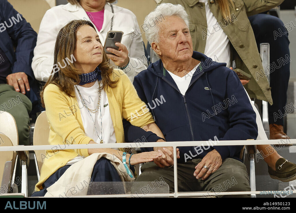 June 6, 2025, Paris, Paris, France: Dustin HOFFMAN and Lisa Hoffman (wife) during the tennis Grand Slam of Roland Garros 2025 menâs semi final match between Lorenzo Musetti and Carlos Alcaraz (ESP) at Philippe Chatrier central court in Roland Garros Stadium - on June 06 2025.Paris - France (Credit Image: © Loic Baratoux/ZUMA Press Wire).