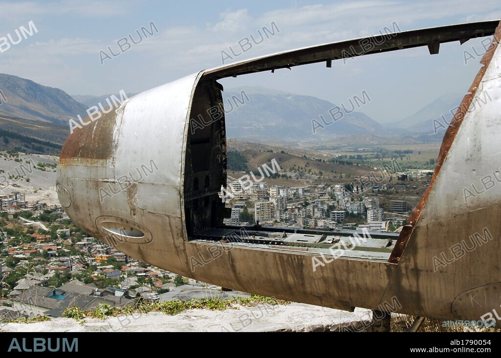 Vista panorámica de GJIROKASTRA a través de la CABINA del AVION DE LA FUERZA AEREA AMERICANA capturada en el año 1957 durante la Guerra Fria. Castillo de Gjirokastra. República de Albania.