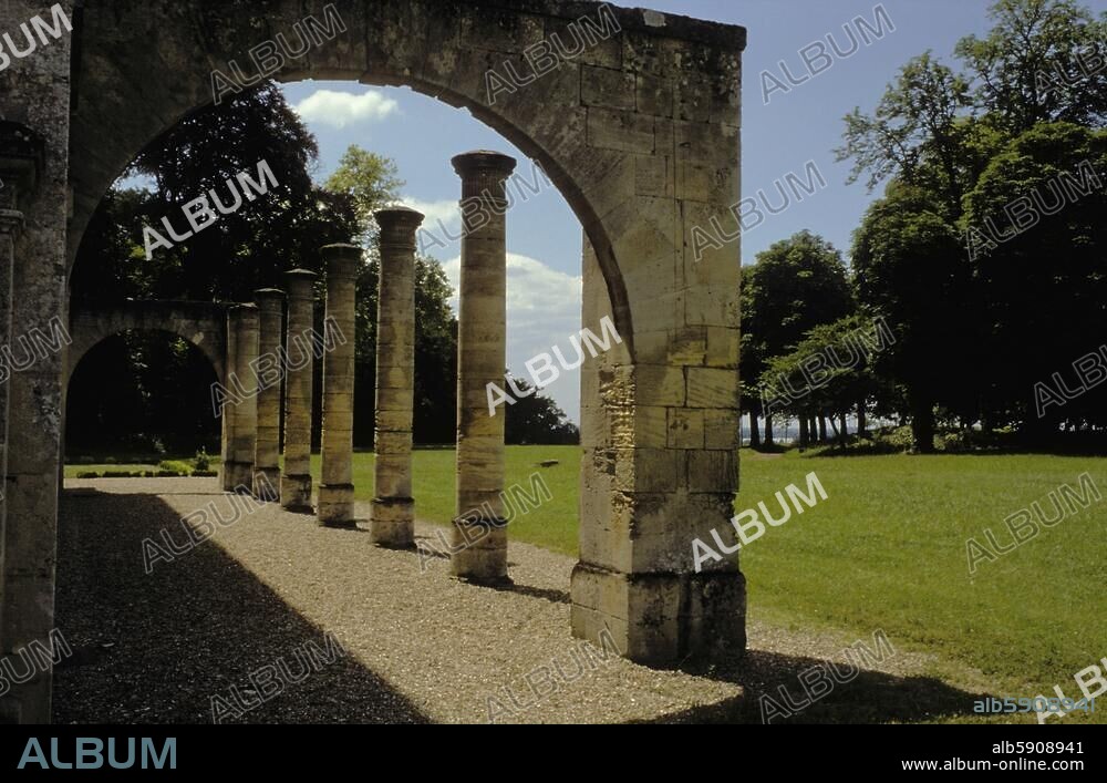 Saint-André-de-Cubzac (Gironde), Château du Bouilh (vignoble et château, constr. 1786 (inachevée) pour Jean-Frédéric de La Tour du Pin ; arch. : Victor Louis). Vue partielle.