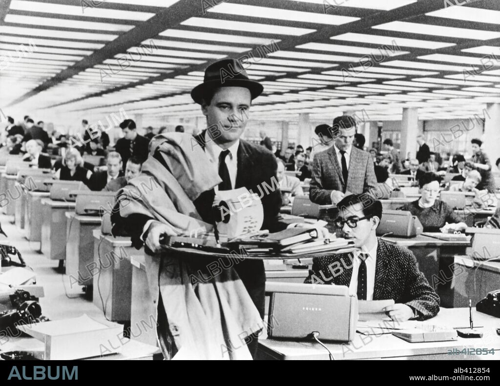 JACK LEMMON en EL APARTAMENTO, 1960 (THE APARTMENT), dirigida por BILLY WILDER. Copyright UNITED ARTISTS.