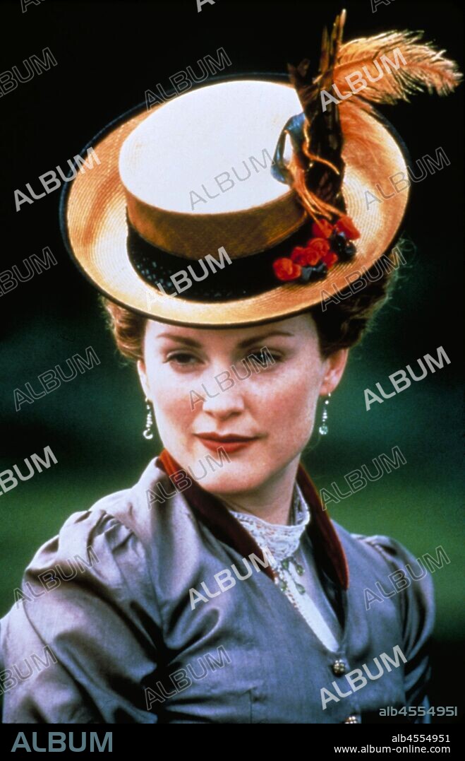 JULIANNE MOORE en UN MARIDO IDEAL, 1999 (AN IDEAL HUSBAND), dirigida por OLIVER PARKER. Copyright MIRAMAX.