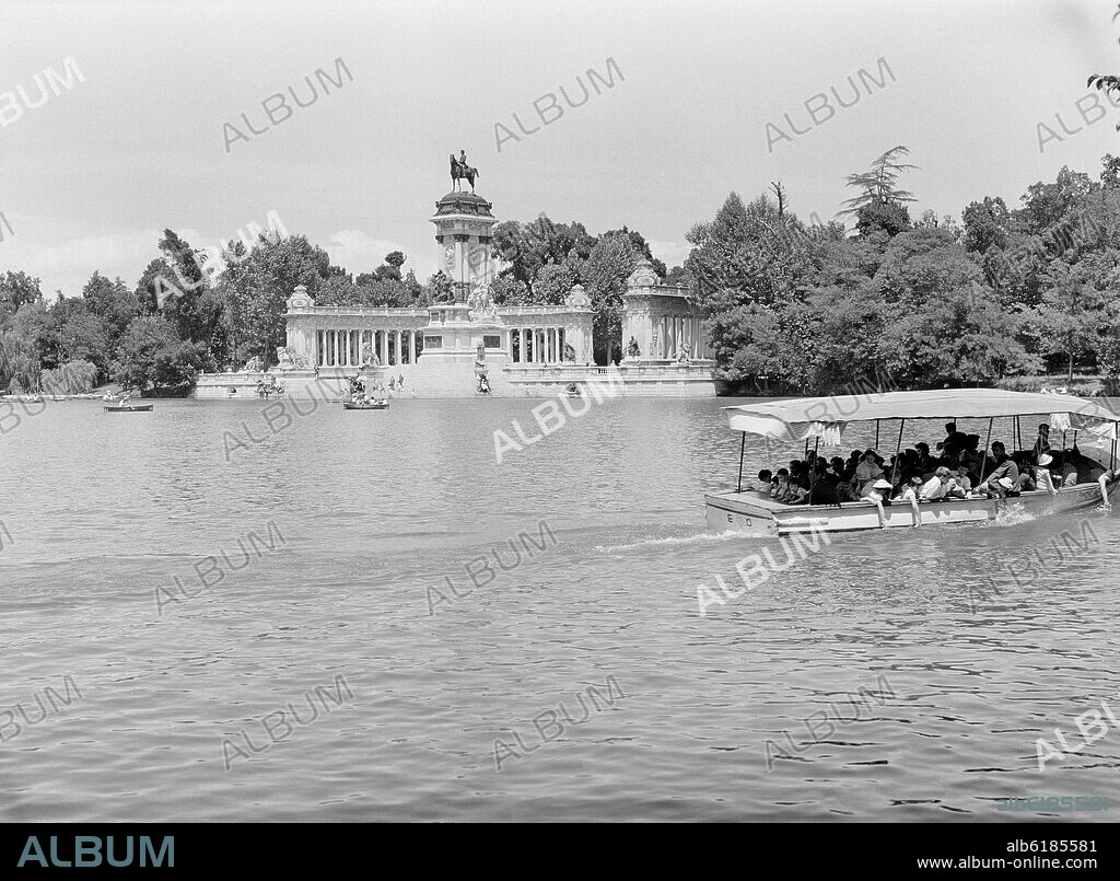 JOSE GRASES RIERA. MONUMENTO A ALFONSO XII - 1922 - ESCULTURAS DE MARIANO BENLLIURE, CLARA, INURRIA, BLAY Y ALCOVERRO - FOTOGRAFIA EN BLANCO Y NEGRO - AÑOS.