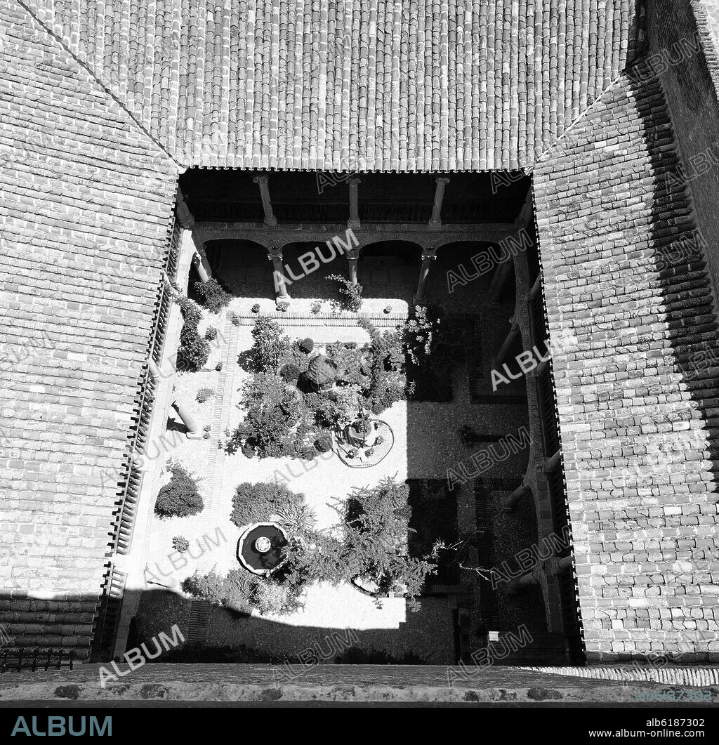 PATIO DEL CASTILLO DE BATRES CONSTRUIDO ENTRE LOS SIGLO XV Y XVI - PERTENECIO A LA FAMILIA DE GARCILASO DE LA VEGA.