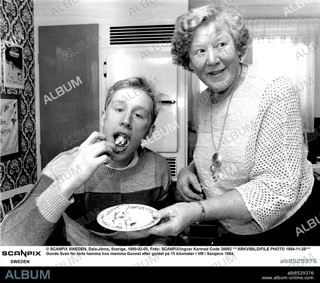 © SCANPIX SWEDEN, Dala-Järna, Sverige, Foto: NTB/Ingvar Karmhed Code 30082 ***ARKVIBILD/FILE PHOTO 1984-11-28***. Gunde Svan får tårta hemma hos mamma Gunnel efter guldet på 15 kilometer i OS i Sarajevo 1984.