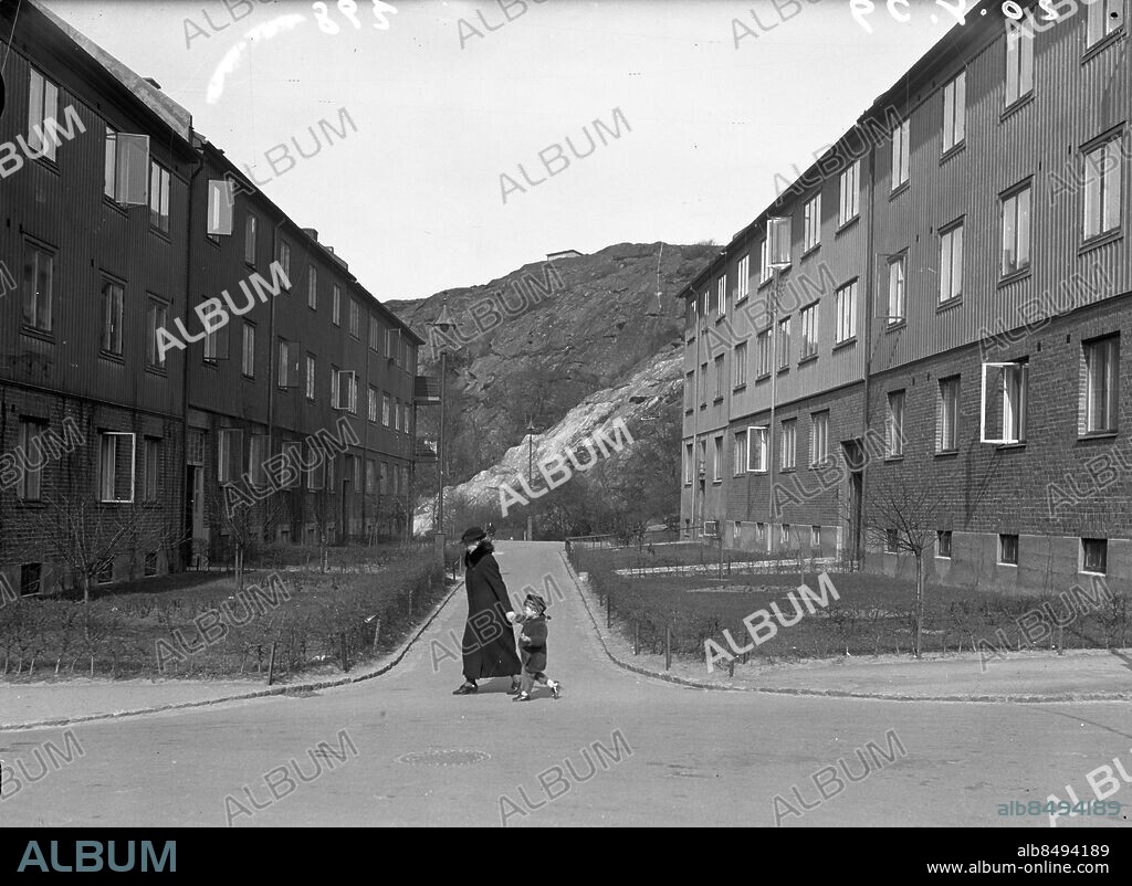 Göteborg 1939-04-20 - Barn med sjömanskläder med sin mamma på okänd plats med landshövdingehus *** Local Caption *** GT Låda 1939-april-02. KAMERAREPORTAGE.