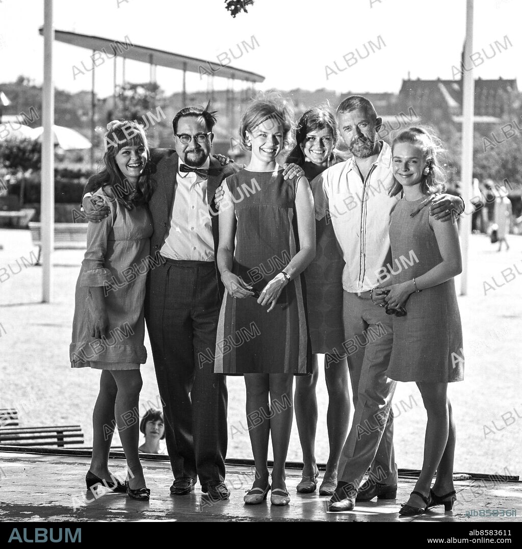 STOCKHOLM 1967-06-20.. 10000-KRONORSDUELLEN. Frågelek i TV mellan svenskar och norrmän.. Sänt första gången 1967-07-01.. Här ses från vänster värdinnan Eva Swedenmark, domare Jan-Öjvind Swahn, tävlingsledarinnan Birgitta Sandstedt, värdinnan Maj Håkansson, producent Allan Schulman och värdinnan Lolo Angelin.. Foto: Bertil S-son Åberg / RiR / SVT / Kod: 5600. Reportage publ. i RiR 27/67 sid. 8-9.. RiR 18615 sv/v neg.