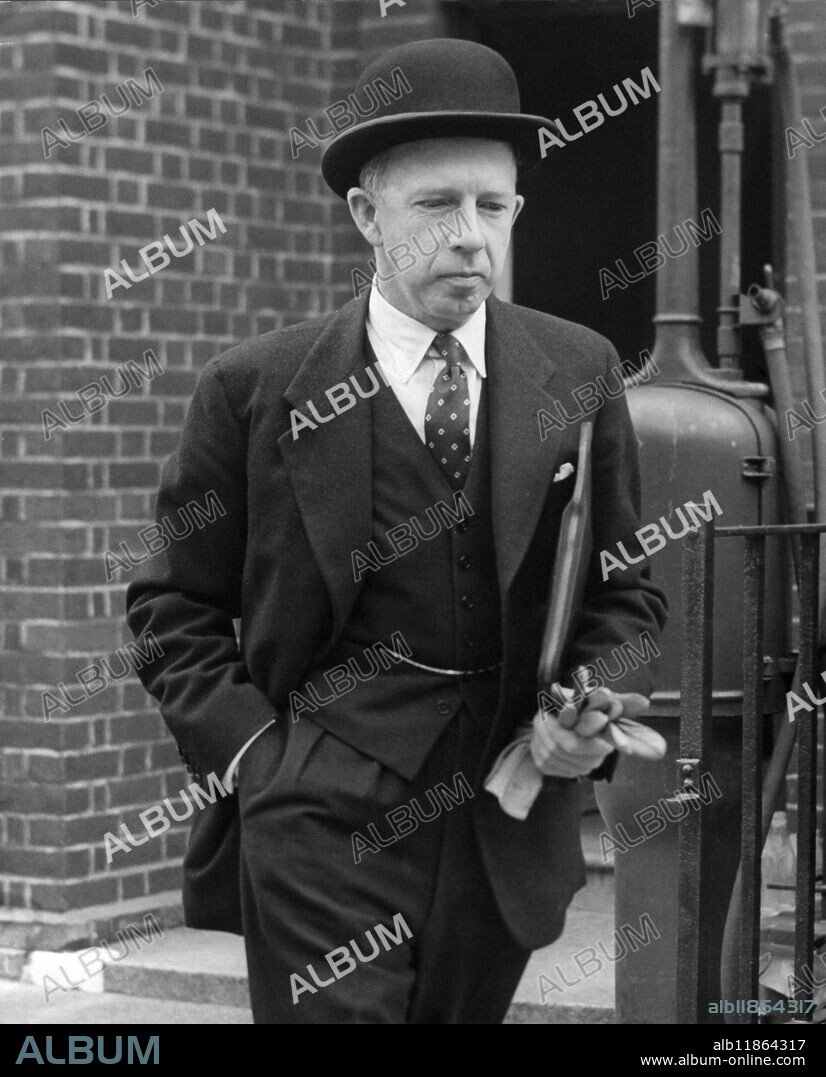 Dr Keith Simpson , the pathologist at Epping , Essex , where Horace Henry Edwards , 36-year-old- bench hand , was accused of murdering seven-year-old Allan Warren . 12th September 1957.