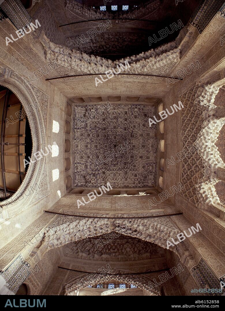 VISTA DE LA CUPULA DE MOCARABES DE LA SALA DE LOS REYES DE LA ALHAMBRA DE GRANADA - ARQUITECTURA NAZARI - SIGLO XIV.