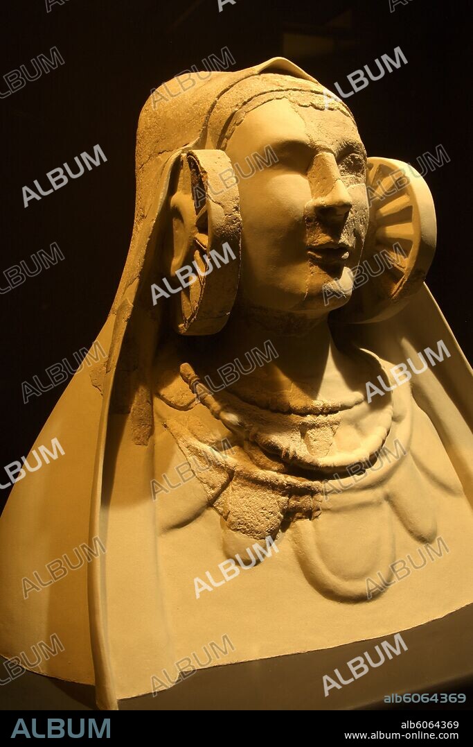 Alicante (capital); el MARQ (Museo Arqueológico de Alicante); sala de íberos; busto de dama de Cabezo Lucero (posiblemente siglo IV a.C) es uno de los íconos de este museo.