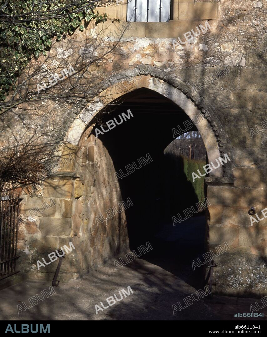 ARCO APUNTADO DEL ANTIGUO CONVENTO TEMPLARIO PASO HACIA SAN SATURIO - SIGLO XII/XIII.