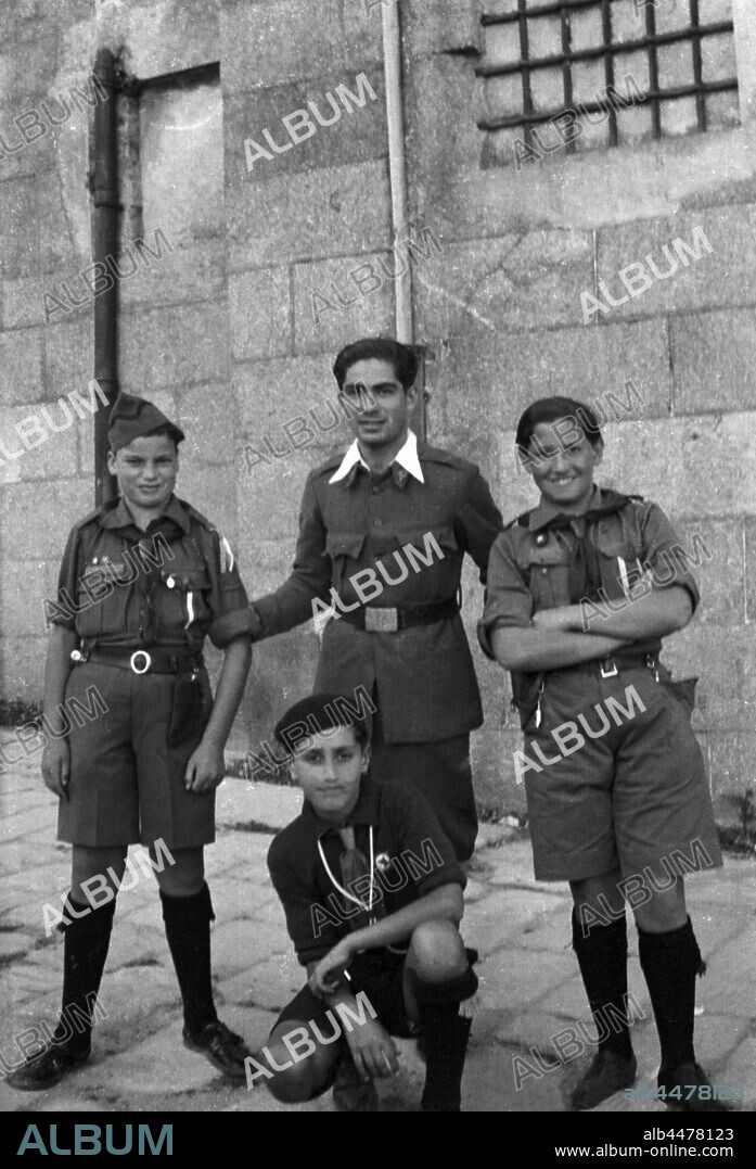 España. Guerra civil (1936-1939). Falange española y de las J.O.N.S. División 72 del Cuerpo del Ejército de Castilla. Flechas Verdes, junto a legionarios del Corpo Truppe Volontaire, CTV, formaron una unidad mixta italo-española movilizada para hacer frente en la ofensiva de Catalunya al final de la contienda. Soldado junto a tres miembros de las juventudes falangistas en el puesto de mando de la Dirección de las Flechas Negras.