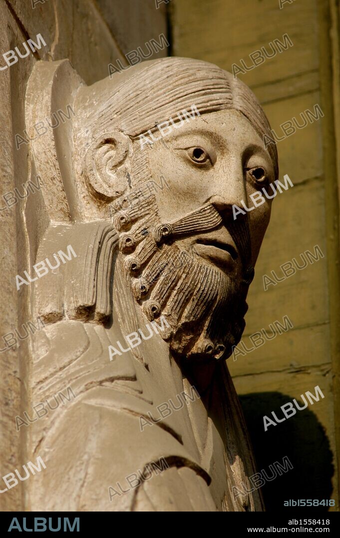 ARTE ROMANICO. ITALIA. PROFETA JEREMIAS. Escultura románica de estilo lombardo que decora el pórtico principal del DUOMO DE CREMONA. (siglo XII). Región de la Lombardía.