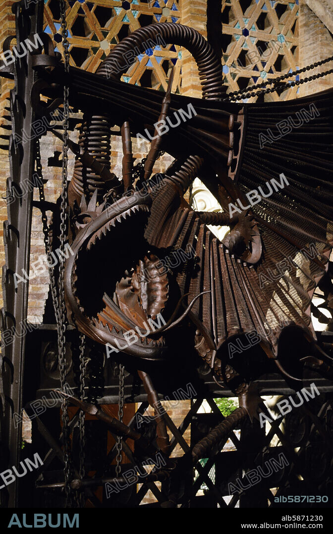 Finca Güell, (Gaudí) dragón de hierro en portal de entrada.